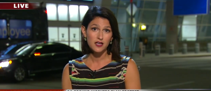 La notable reacción de periodista tras aparición de araña en su brazo en pleno despacho