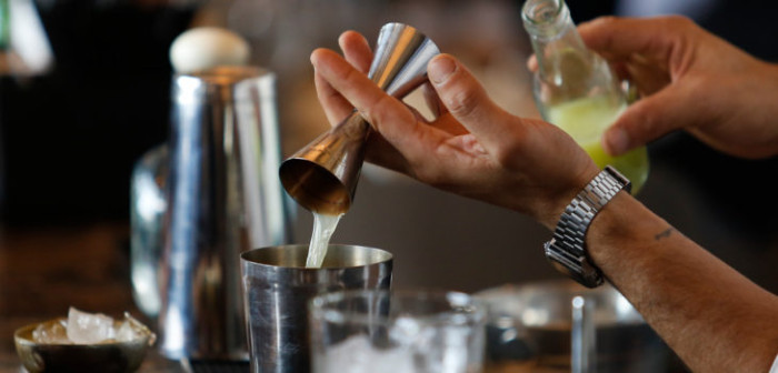 Hombre ebrio ataca con jeringa a garzón que se negó a venderle alcohol en pub de Calama