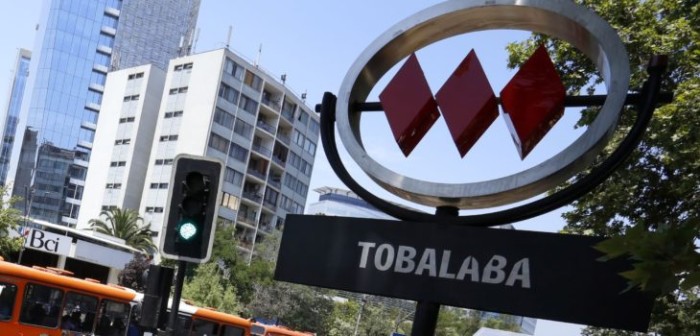 Nada de artístico: la historia del hombre que se paseó desnudo por el Metro de Santiago