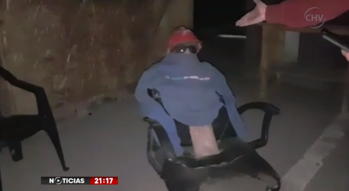 Vecinos buscaron explicaciones por robos en su villa y encontraron a muñeco como guardia