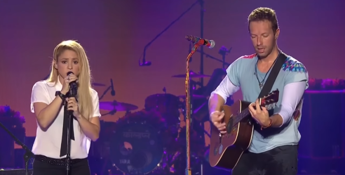 Vocalista de Coldplay sacó aplausos tras cantar en español junto a Shakira
