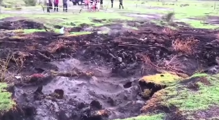 Pueblo mexicano atemorizado ante aparición de grieta ardiente