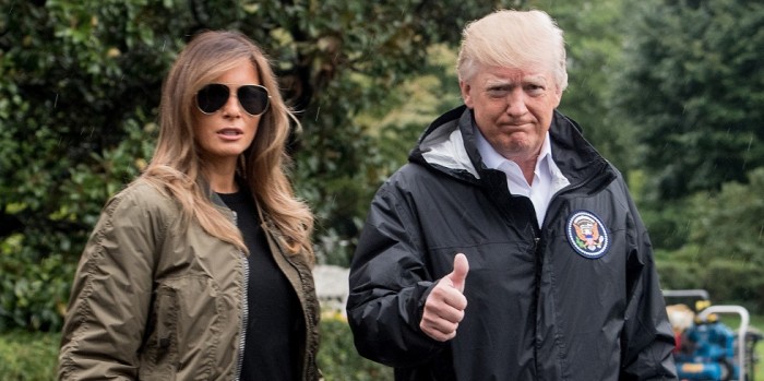 Critican a Melania Trump por usar taco alto en viaje a zona afectada por huracán