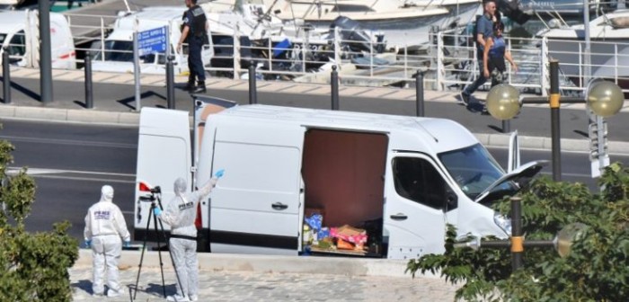 Francia: un muerto y un herido dejó un conductor que embistió contra 2 paradas de autobús