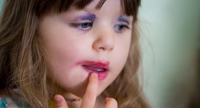 Estos son los efectos dañinos que podría provocar el maquillaje para niñas
