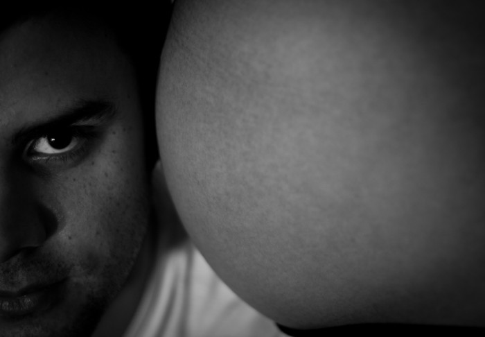 Impactante video muestra a hombre empujando a su esposa embarazada a bus: se salvó