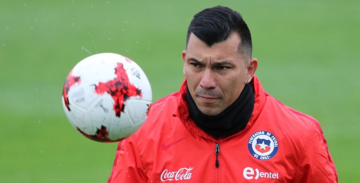 El momento de 'furia' de Gary Medel mientras grababa su primer comercial en Turquía