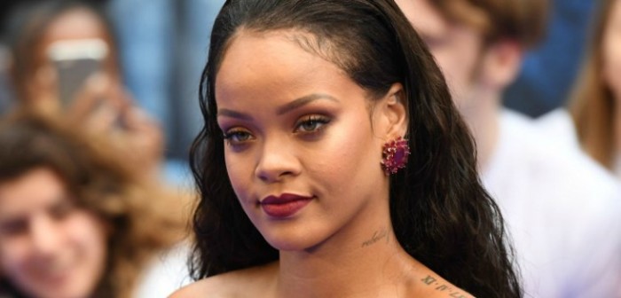 Detalle en imagen de Rihanna evidenció posible retoque digital: se lució en osado traje