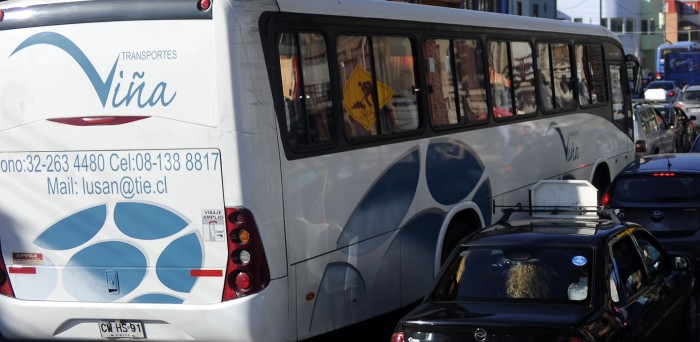 En Viña del Mar un hombre fue aplastado por microbús al intentar detenerlo él mismo
