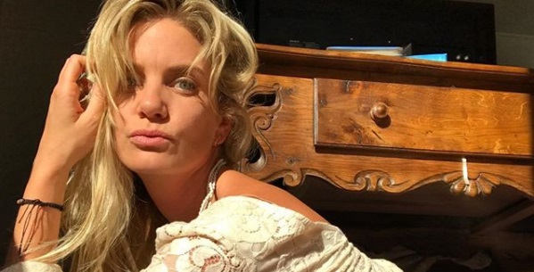 Javiera Acevedo protagoniza sensual portada para revista Cosas con osada transparencia