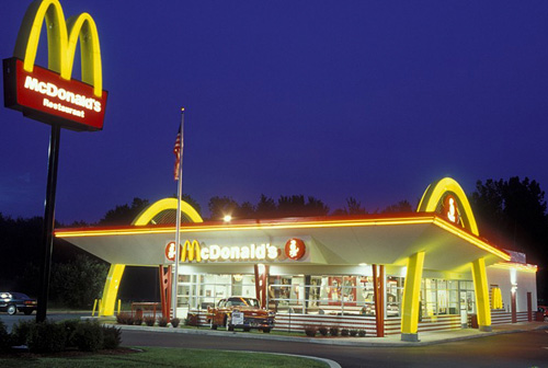 McDonald's irrumpe en moda: crean colección de alta costura con productos de comida rápida