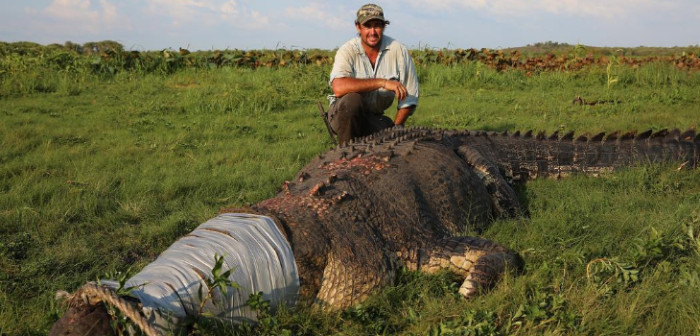 Experto de National Geographic es criticado tras fotografiarse junto a cocodrilo gigante
