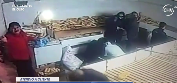 Mujer miembro de una banda atendió panadería mientras delincuentes asaltaban el local