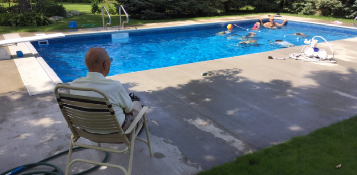 La conmovedora historia tras la imagen viral de anciano disfrutando una tarde de piscina