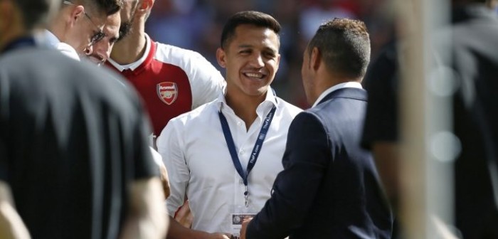 ¿Amurrado? Alexis Sánchez se negó a levantar el nuevo trofeo que consiguió Arsenal