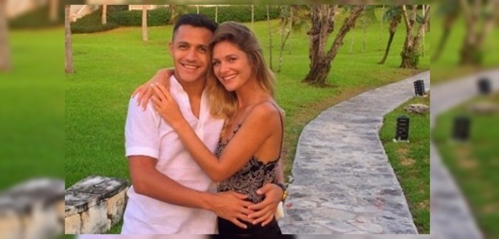 El íntimo beso que compartieron Mayte Rodríguez y Alexis Sánchez en su viaje a París
