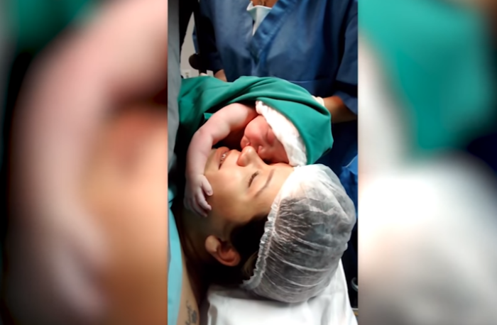 La enternecedora reacción de una recién nacida: abrazó a su madre luego de conocerla