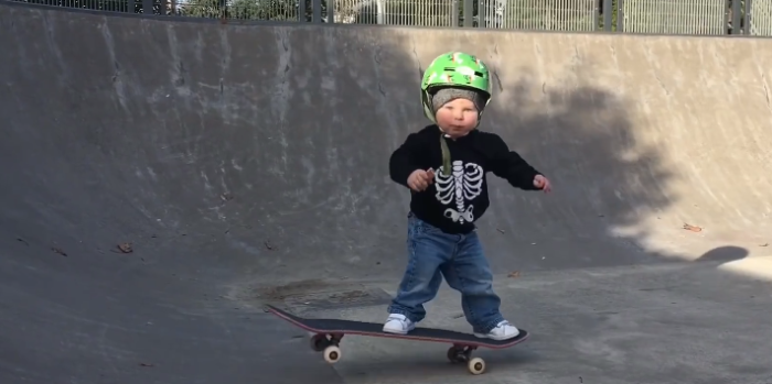 Bebé skater de dos años sorprende por sus increíbles piruetas: incluso tiene un sponsor