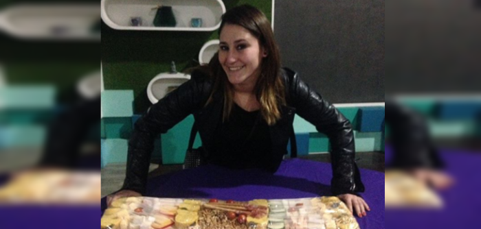 Comediante Belén Mora muestra su nueva figura posando en bikini desde México