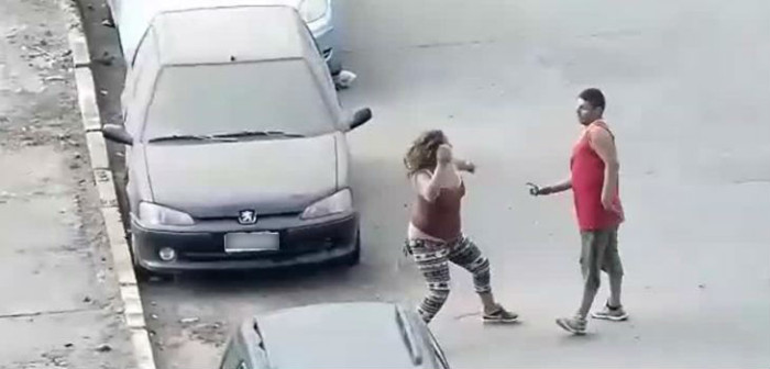 Cámaras de carabineros registraron violenta pelea de pareja en Iquique: fueron detenidos