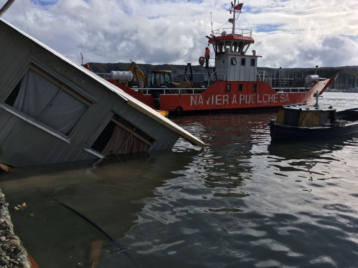 Por deslizamiento de tierra dos casas caen al mar en isla Tenglo