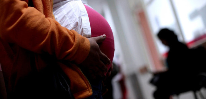 Hombre arroja al suelo y se sienta sobre su expareja con ocho meses de embarazo en Calama