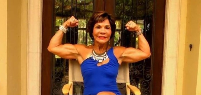 Mujer fitness de 71 años inspira a otros luciendo un envidiable 'six pack'