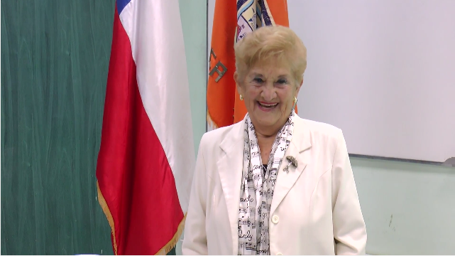 Abuelita ariqueña consigue su tercer título profesional con honores a los 90 años