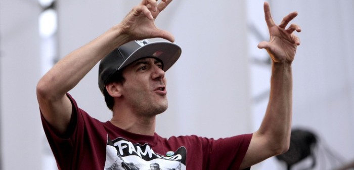 'Tea Time' será formalizado tras comprar guitarra robada a músicos de Javiera Mena