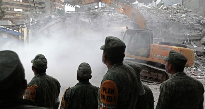 La angustiante búsqueda de niños bajo los escombros de su escuela en México