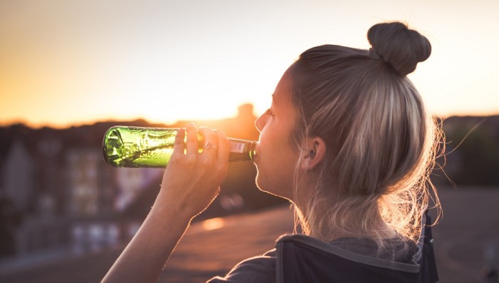 A días de celebrar el '18': Estos son los efectos que provoca el alcohol en el rostro
