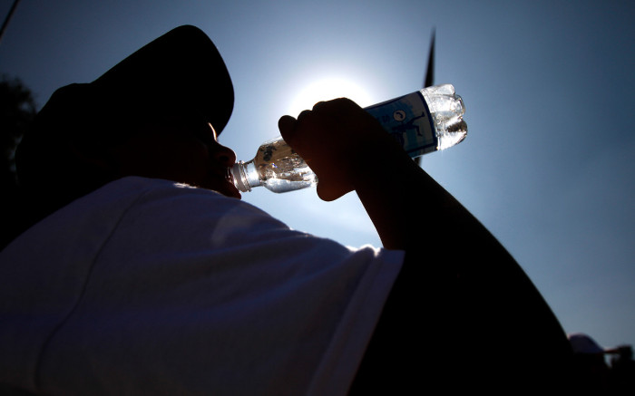 ¿Por qué no deberíamos dejar una botella con agua dentro de un vehículo?