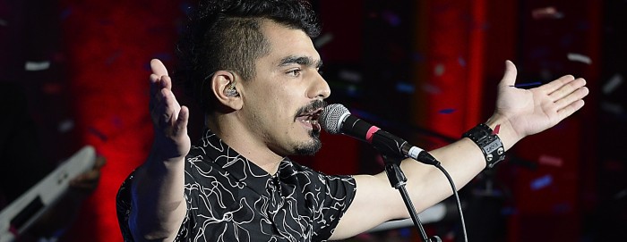 Vocalista de Villa Cariño enfrenta críticas por pololeo con hija de Michelle Bachelet