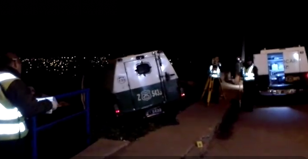 Tras persecución policial vehículo de Carabineros cae sobre una casa en Recoleta