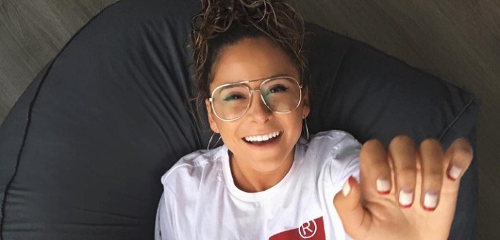 Comparan a cantante Camila Gallardo con una 'barbie' tras lucir diminuta cintura