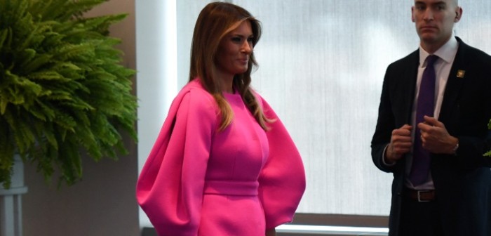 Melania Trump asistió con fluorescente vestido a reunión de la ONU y se llenó de críticas