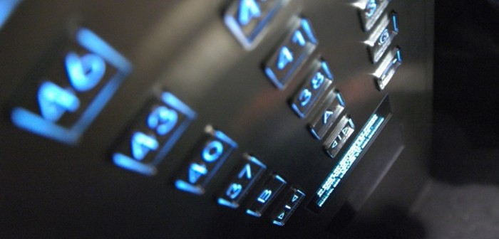 Dramático video muestra a embarazada dando a luz dentro de un ascensor en China