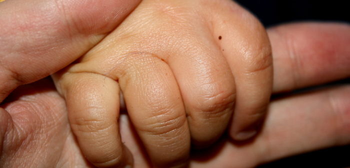 Padre comparte desgarradoras imágenes de niño con cáncer para evidenciar su cruda realidad