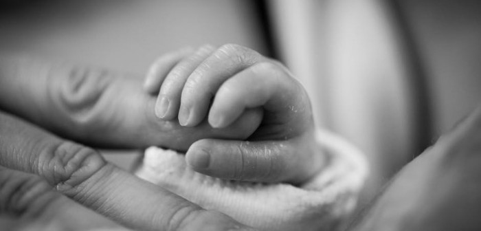 Madre creyó que su hija de 15 meses estaba poseída y la asesinó: tenía problemas mentales