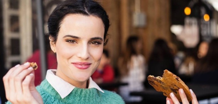 Renata Ruiz cautivó con transparente look primaveral en evento del NYFW