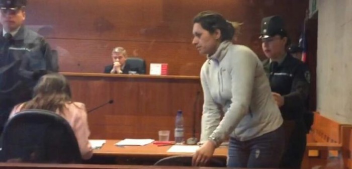 Mujer ebria que chocó 3 autos mientras escapaba de Carabineros quedó en prisión preventiva