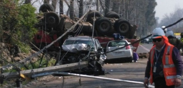Impactante colisión entre camión y tres autos provocó la muerte de mujer de 71 años
