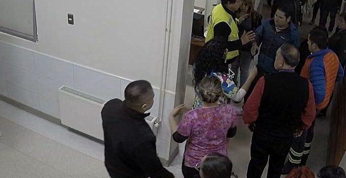 Hombre agredió a funcionario de consultorio tras esperar 2 horas por atención