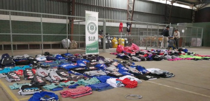 Hombre que vendía ropa falsificada en Meiggs intentó sobornar a policías: fue detenido