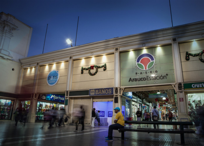 Insólito: mujer apuñaló a carabinero por la espalda en pleno Mall Arauco Estación