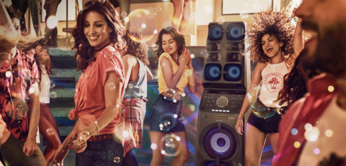 Si no tienes estas 6 canciones en tu karaoke, no vale la pena celebrar