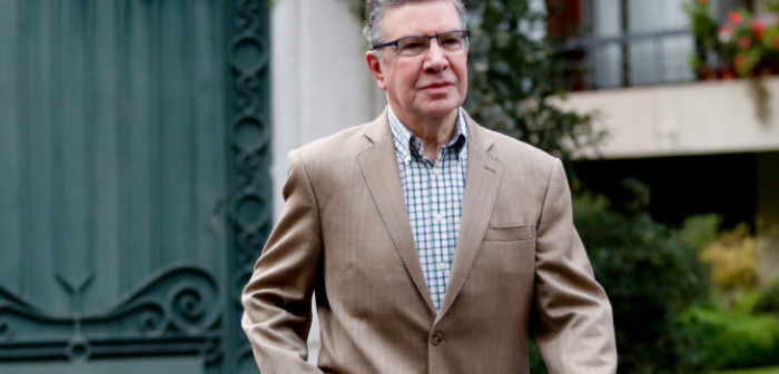 Con muñecas que asemejan un bebé Joaquín Lavín buscará prevenir el embarazo adolescente