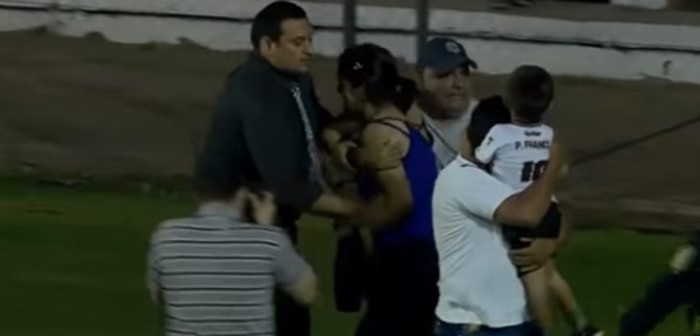 Desesperada madre de futbolista entra a la cancha tras ver escalofriante lesión de su hijo