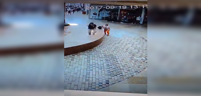 Mujer se salva por segundos de ser aplastada por un ventanal en pleno terremoto en México