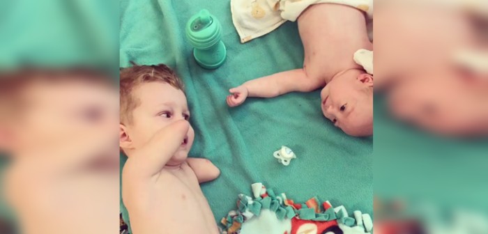 Pequeño sin manos protagoniza el viral más tierno del momento tras ayudar a su hermano